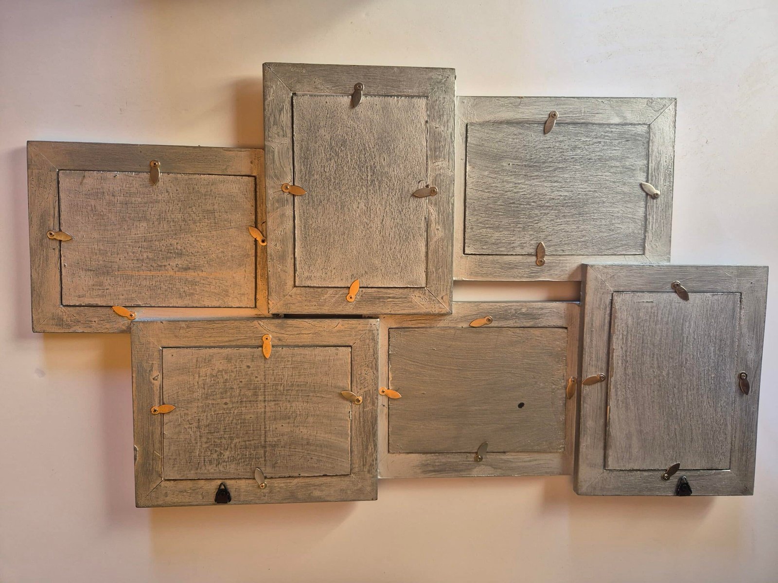 Porte photos bois gris Porte-photos mural 6 cadres design bois - pêle-mêle - Galerie photos gris - Multi cadres - Décoration photographique - Déco cottage, nordique et Bohème - Cadeau crémaillère