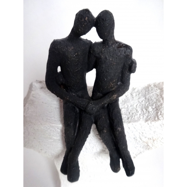 Statue petit Couple assis sur socle, Résine