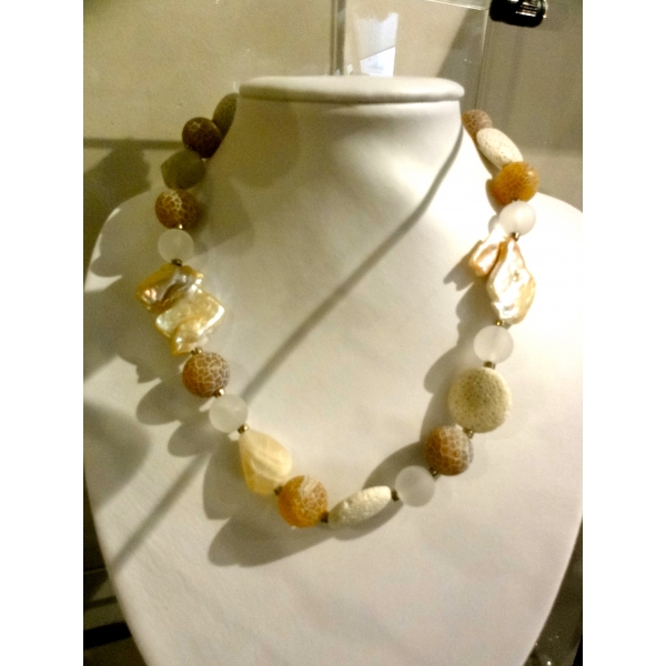 Collier perles fantaisies orangées, corail et nacre