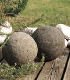 Boule déco de jardin extérieur en pierre de lave taillée