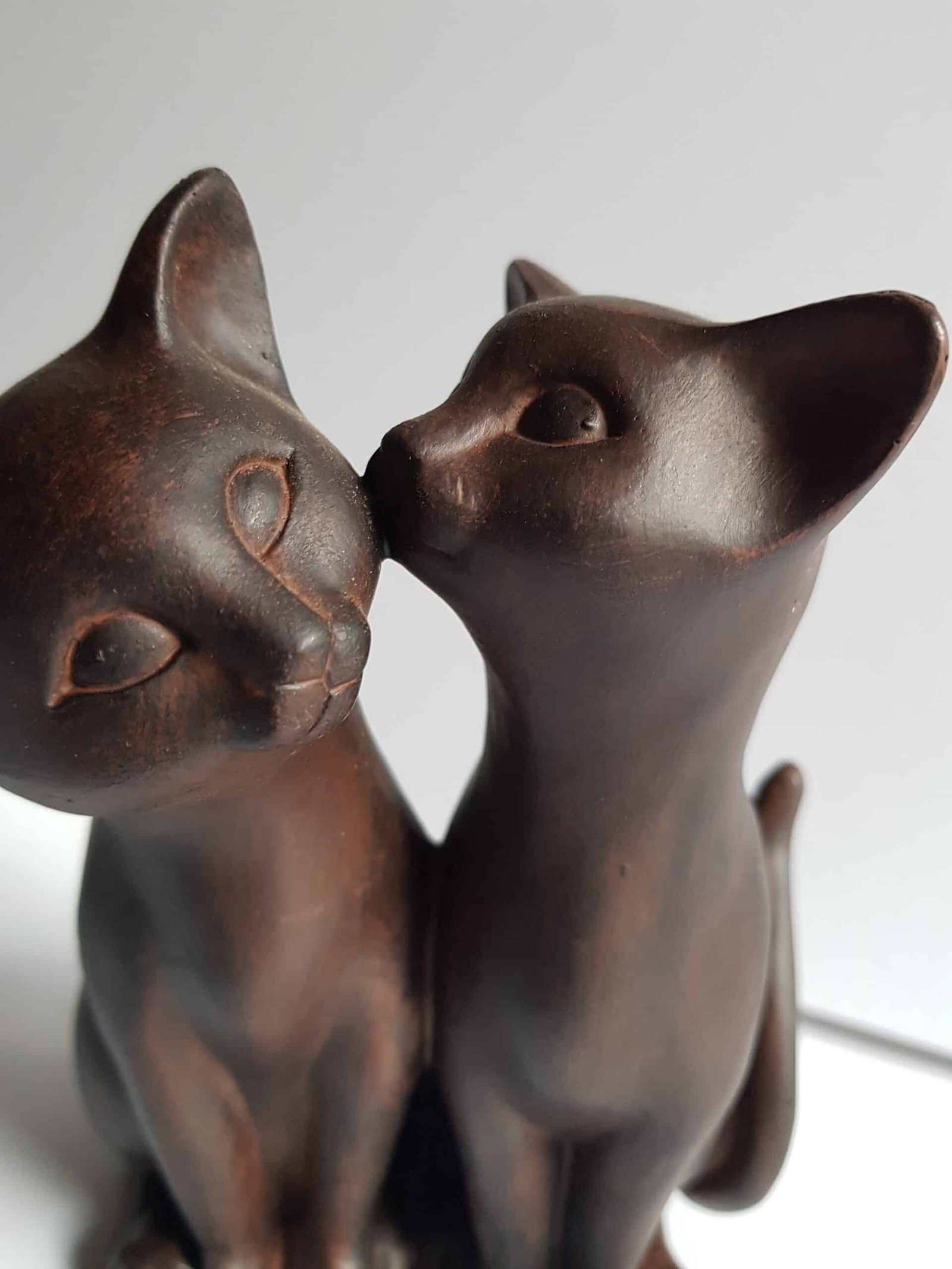 Cat decorative statue kisses in brown resin (1) Chats statue - Chats décoratifs - Objet décoratif chats - Décoration d'intérieur chats - Objet d'art en céramique marron - Sculpture ornement - Déco animale - Maison feng shui - Cadeau déco