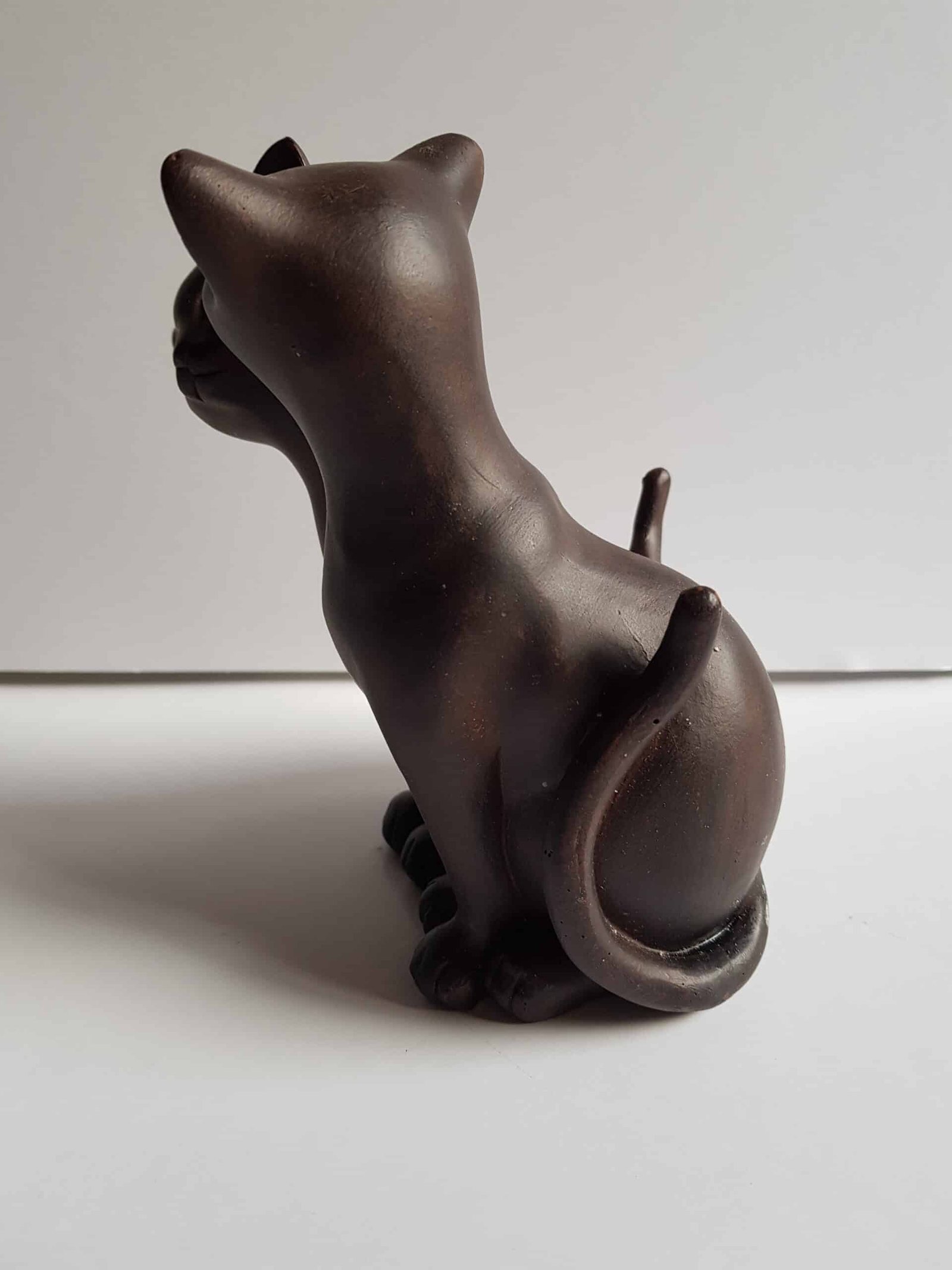 Cat decorative statue kisses in brown resin (2) Chats statue - Chats décoratifs - Objet décoratif chats - Décoration d'intérieur chats - Objet d'art en céramique marron - Sculpture ornement - Déco animale - Maison feng shui - Cadeau déco