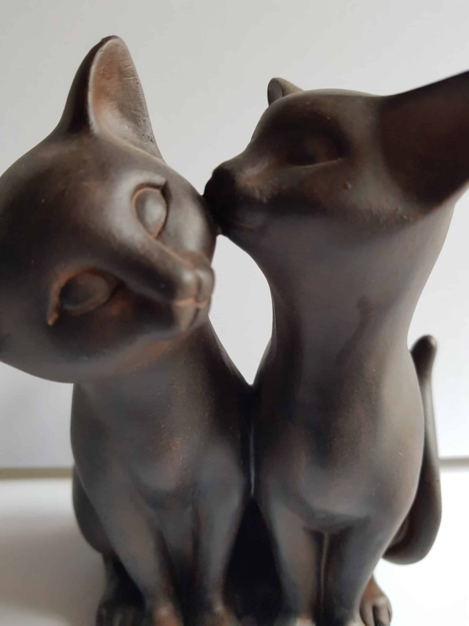 Cat decorative statue kisses in brown resin (4) Chats statue - Chats décoratifs - Objet décoratif chats - Décoration d'intérieur chats - Objet d'art en céramique marron - Sculpture ornement - Déco animale - Maison feng shui - Cadeau déco