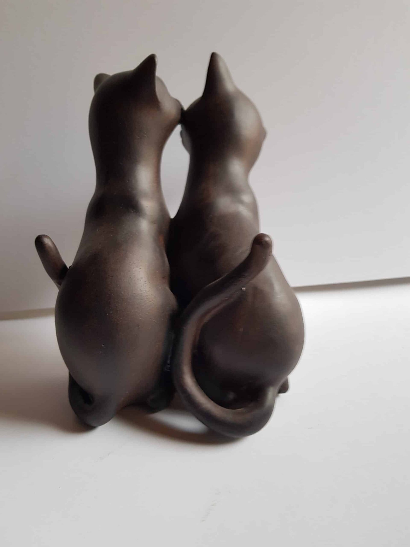 Cat decorative statue kisses in brown resin (5) Chats statue - Chats décoratifs - Objet décoratif chats - Décoration d'intérieur chats - Objet d'art en céramique marron - Sculpture ornement - Déco animale - Maison feng shui - Cadeau déco