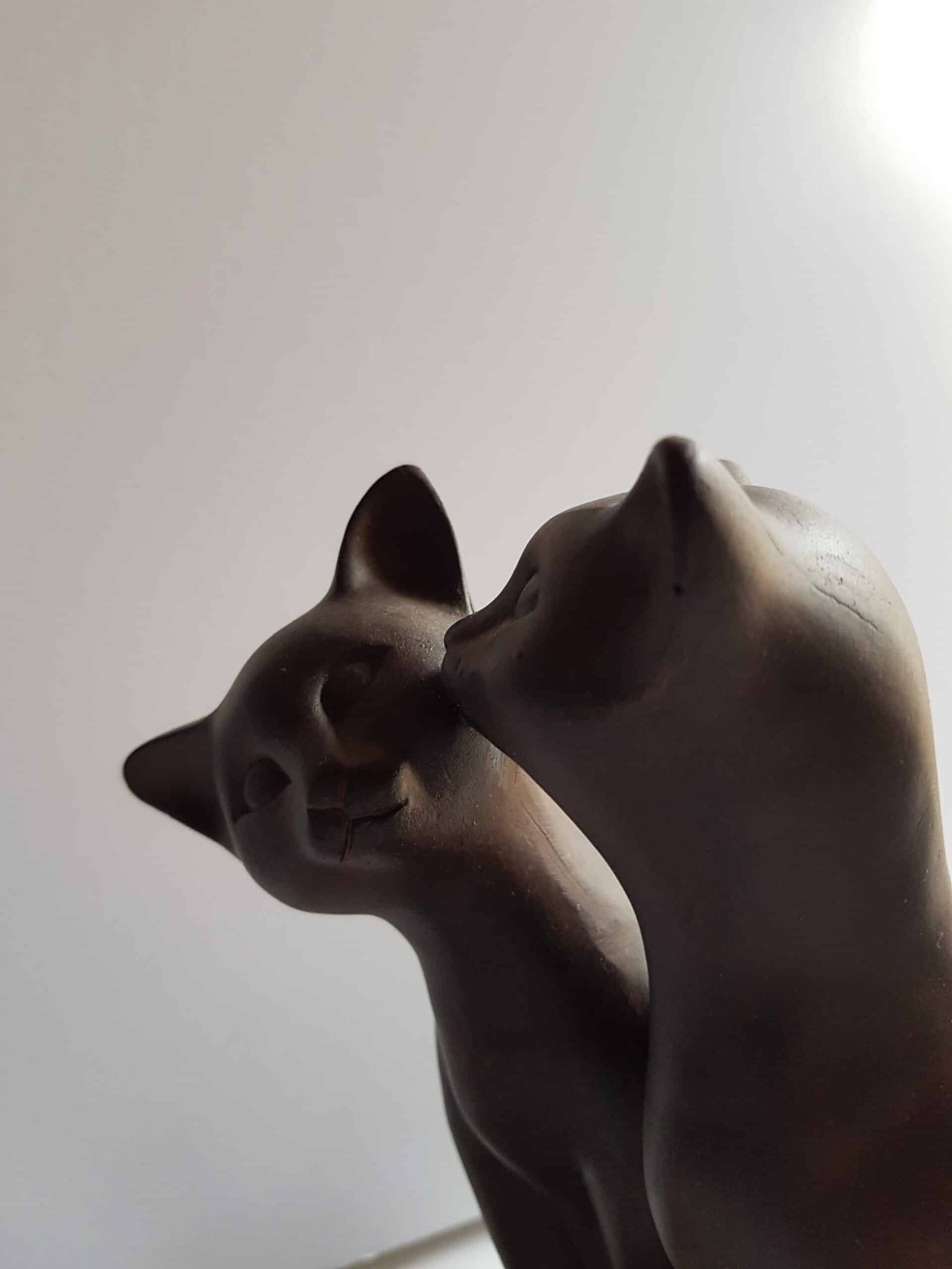Cat decorative statue kisses in brown resin (6) Chats statue - Chats décoratifs - Objet décoratif chats - Décoration d'intérieur chats - Objet d'art en céramique marron - Sculpture ornement - Déco animale - Maison feng shui - Cadeau déco