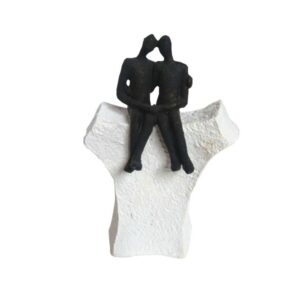 Couple sur socle enlacés statue déco en résine noire H 16.5cm