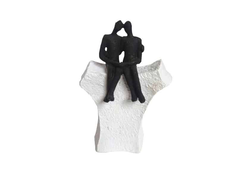 Couple on base entwined decorative statue in black resin H 16.5cm Statue couple décoratif noir et blanc - Cadeau couple paix et bonheur - Objet d'art en résine - Sculpture ornement déco - Déco amour - Cadeau St Valentin