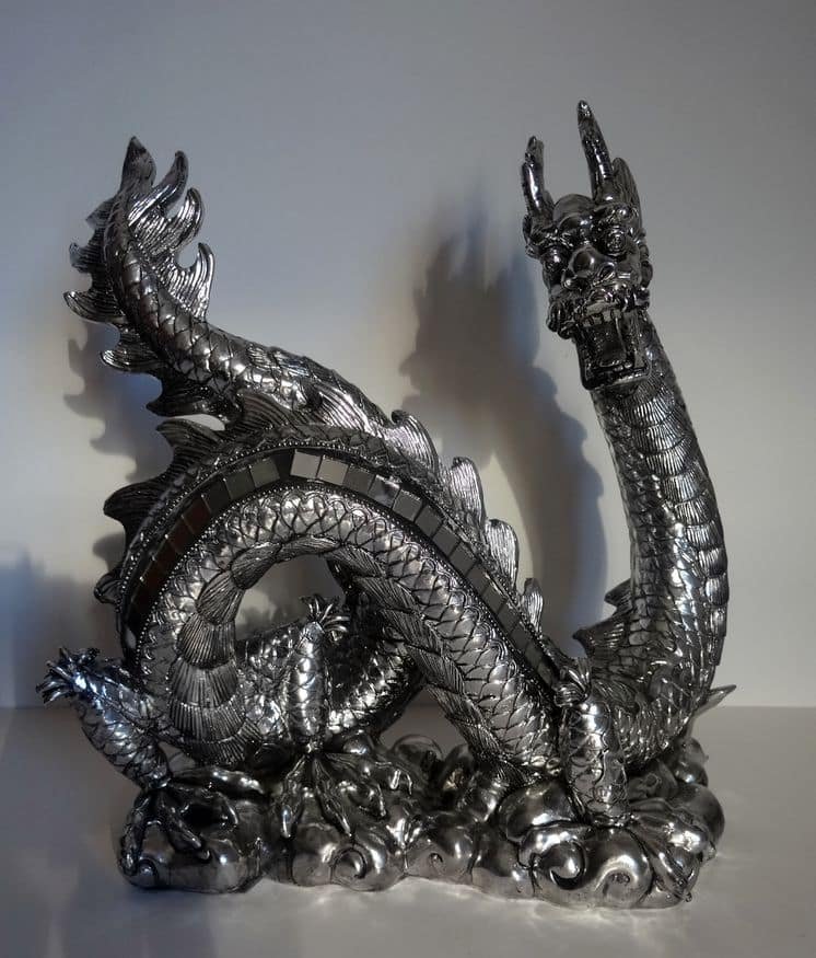 Dragon decorative sculpture in silver resin and mirrors Dragon sculpture décorative - Objet d'art en résine argentée et miroir - Sculpture ornement - Maison feng shui - Cadeau déco - Déco animale