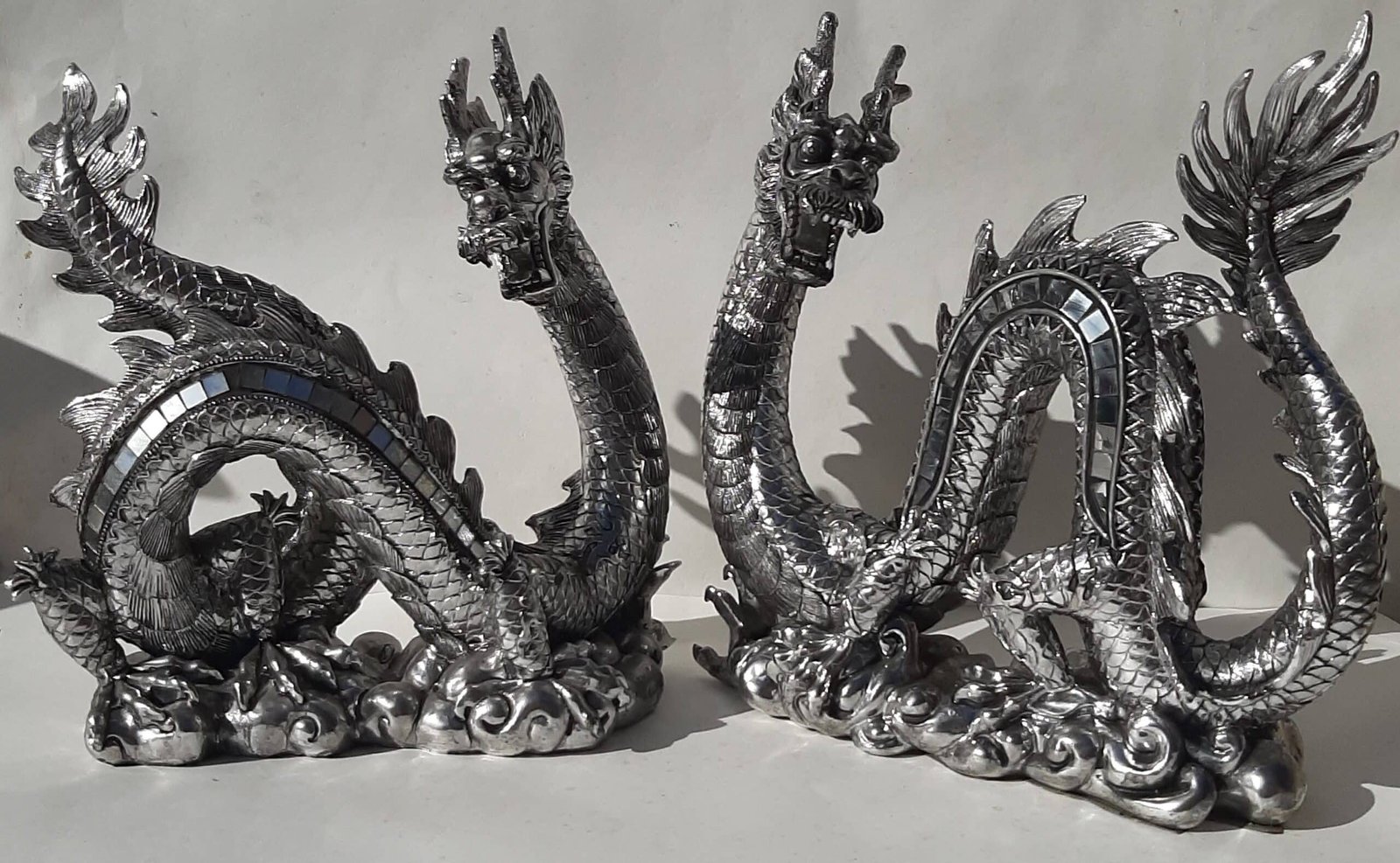 Dragon decorative statue in silver resin and mirror Dragon sculpture décorative - Objet d'art en résine argentée - Sculpture ornement - Maison feng shui - Cadeau déco - Déco animale