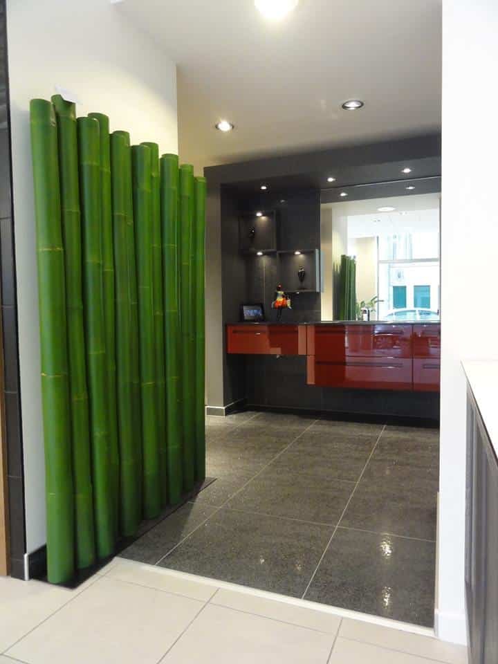 Paravent Bambous Verts sur socle Métal acier Paravent Bambous Verts sur socle Métal acier, mise en scène cuisine PERENE