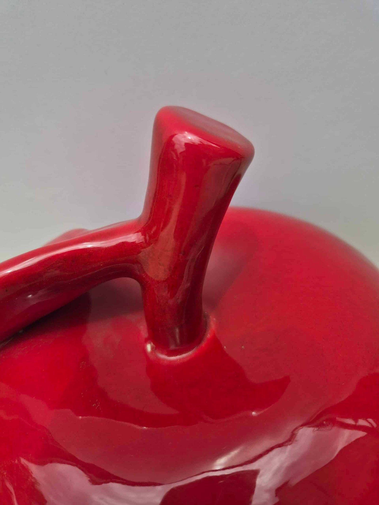 Zoom queue Pomme rouge déco en céramique laquée Pomme sculpture - Pomme décorative - Ornement décoratif - Déco fruitée - Objet décoratif - Déco de table - Déco rouge - Cadeau déco