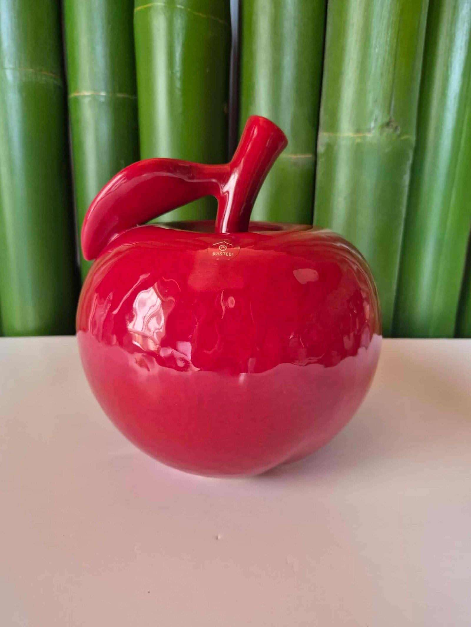 Face Pomme rouge déco en céramique laquée Pomme sculpture - Pomme décorative - Ornement décoratif - Déco fruitée - Objet décoratif - Déco de table - Déco rouge - Cadeau déco