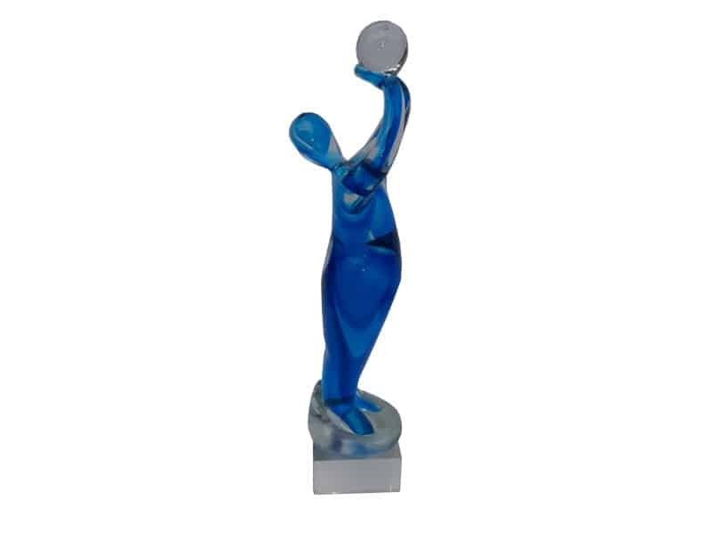 Sculpture Basketteur en verre bleu et transparent sur socle carré. Statue Basketball - Figurine Basket sur socle - Objet décoratif basketteur - Objet d'art en verre - Sculpture ornement décoration d'intérieur - Déco Sport - Maison feng shui - Cadeau sportif - Trophée - Coupe