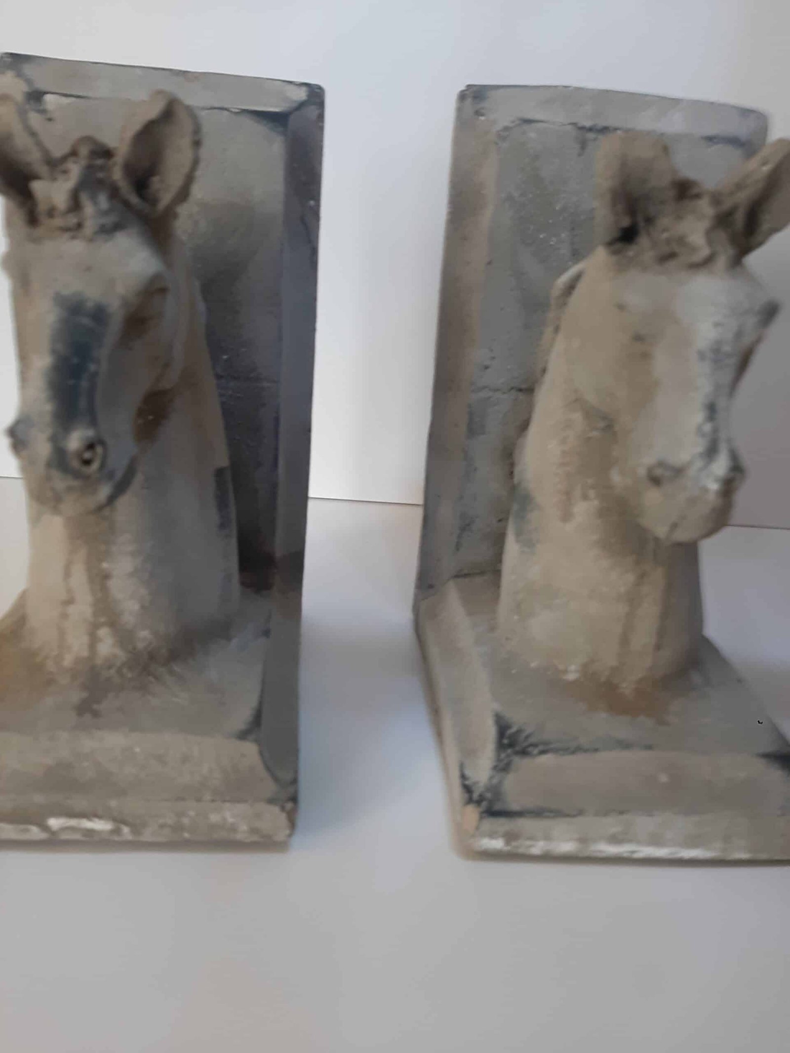 Horse bookends x2 cast stone necks (1) Serre- livres Cheval - Statue Cheval encolure tête - Figurine animale équestre - Objet décoratif chevaux - Objet d'art en pierre - Sculpture ornement décoration d'intérieur - Déco animale - Maison feng shui - Cadeau souvenir
