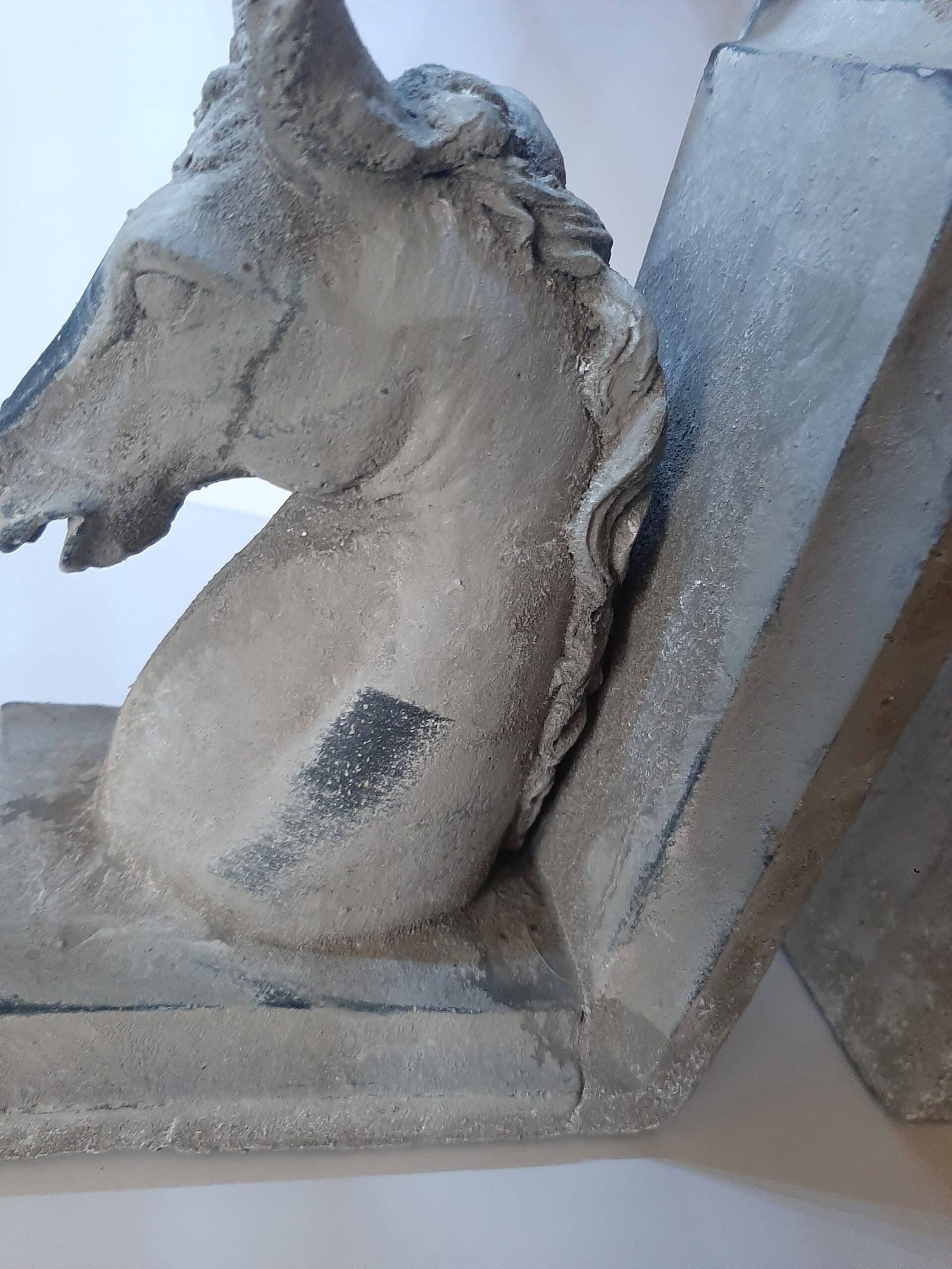 Horse bookends x2 cast stone necks (2)(1) Serre- livres Cheval - Statue Cheval encolure tête - Figurine animale équestre - Objet décoratif chevaux - Objet d'art en pierre - Sculpture ornement décoration d'intérieur - Déco animale - Maison feng shui - Cadeau souvenir
