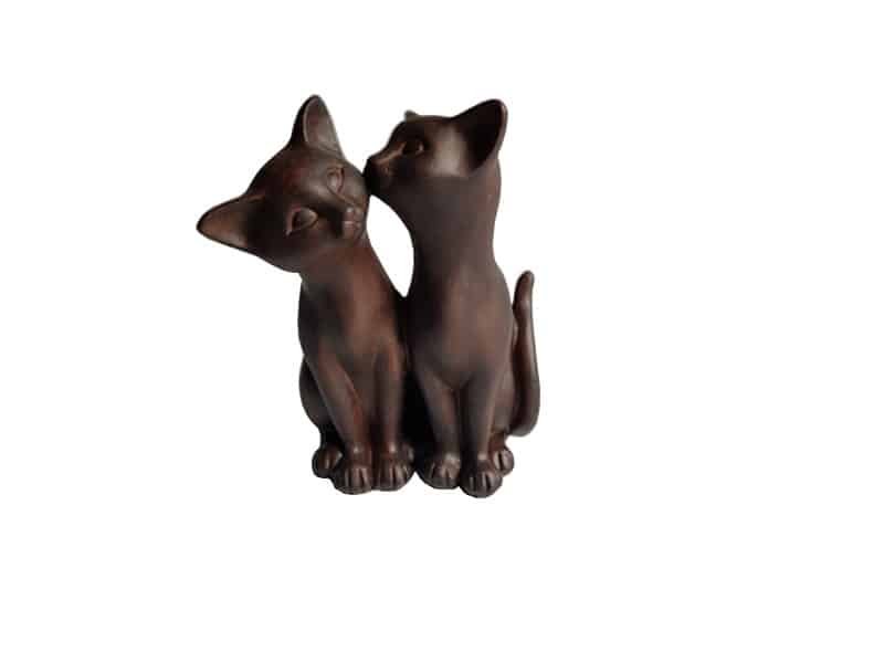 Statue Two cats sitting and kissing, in brown resin Chats statue - Chats décoratifs - Objet décoratif chats - Décoration d'intérieur chats - Objet d'art en céramique marron - Sculpture ornement - Déco animale - Maison feng shui - Cadeau déco