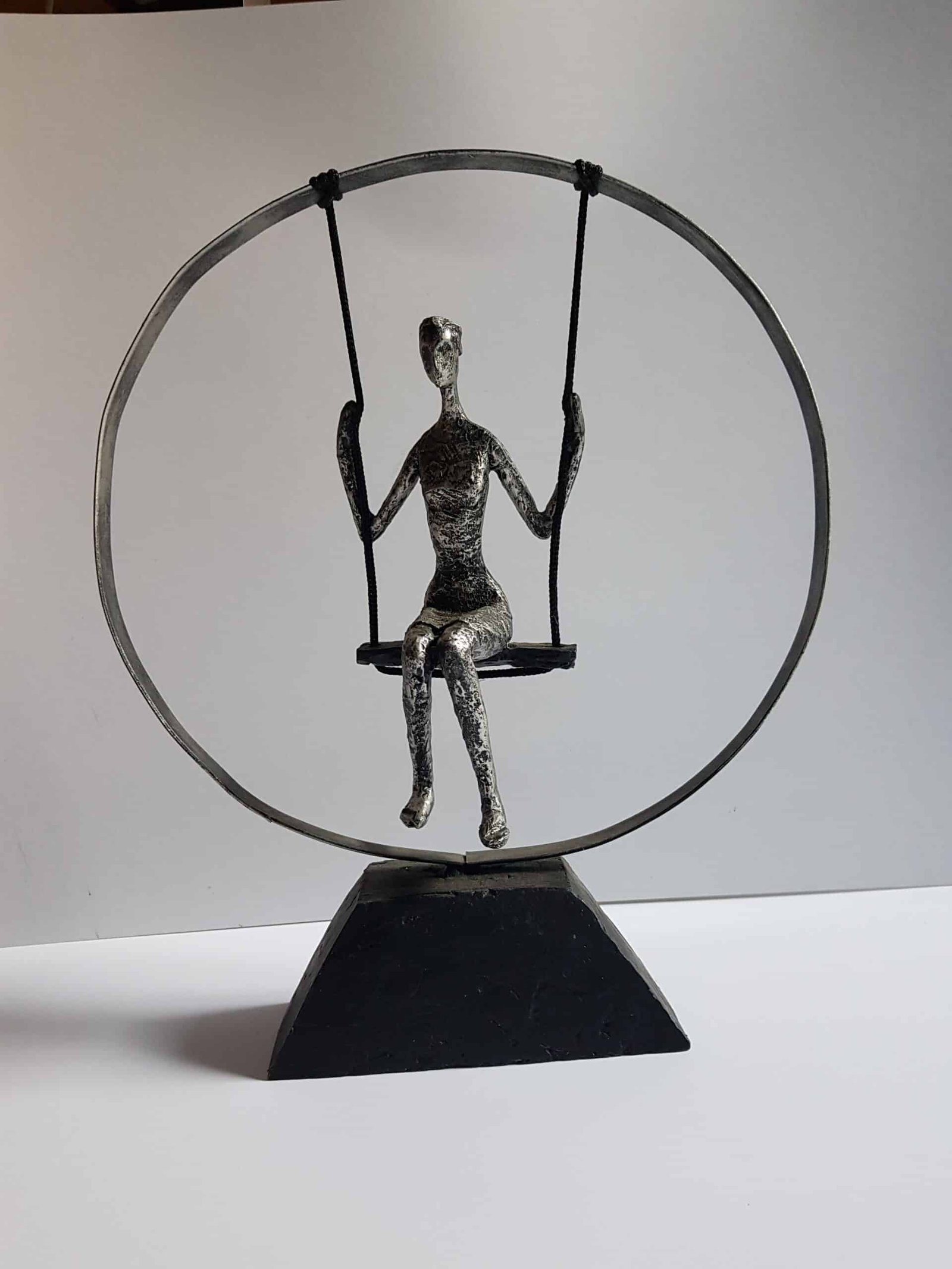 Decorative swing statue, silver resin Statue femme sur balançoire- Femme sur balançoire sur socle - Objet décoratif balance - Objet d'art en résine argentée - Sculpture ornement - Décoration d'intérieur - Déco Sport - Maison feng shui - Cadeau sportif - Trophée