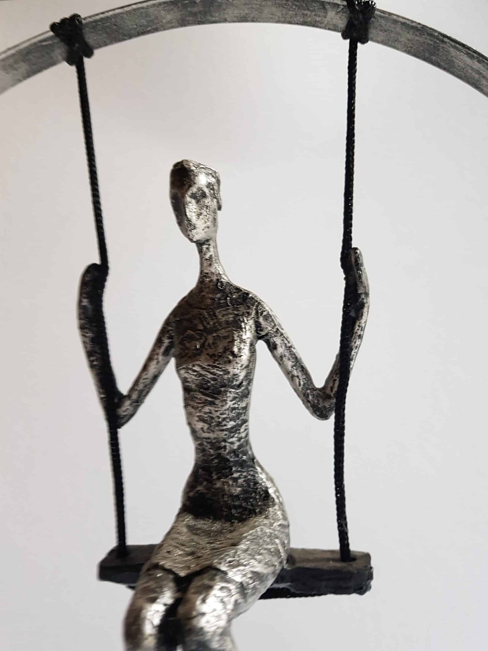 Decorative swing statue, silver resin (2) Statue femme sur balançoire- Femme sur balançoire sur socle - Objet décoratif balance - Objet d'art en résine argentée - Sculpture ornement - Décoration d'intérieur - Déco Sport - Maison feng shui - Cadeau sportif - Trophée