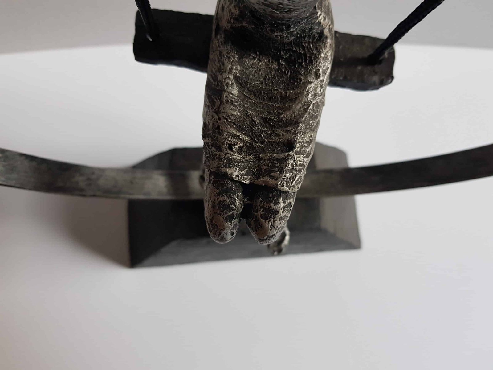 Decorative swing statue, silver resin (3) Statue femme sur balançoire- Femme sur balançoire sur socle - Objet décoratif balance - Objet d'art en résine argentée - Sculpture ornement - Décoration d'intérieur - Déco Sport - Maison feng shui - Cadeau sportif - Trophée