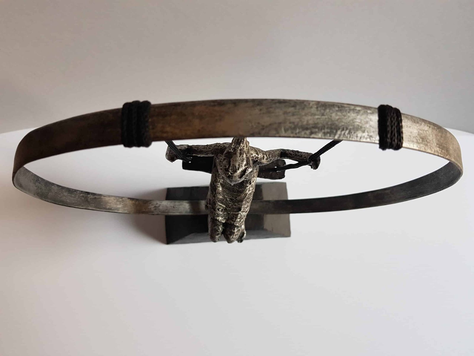 Decorative swing statue, silver resin (4) Statue femme sur balançoire- Femme sur balançoire sur socle - Objet décoratif balance - Objet d'art en résine argentée - Sculpture ornement - Décoration d'intérieur - Déco Sport - Maison feng shui - Cadeau sportif - Trophée
