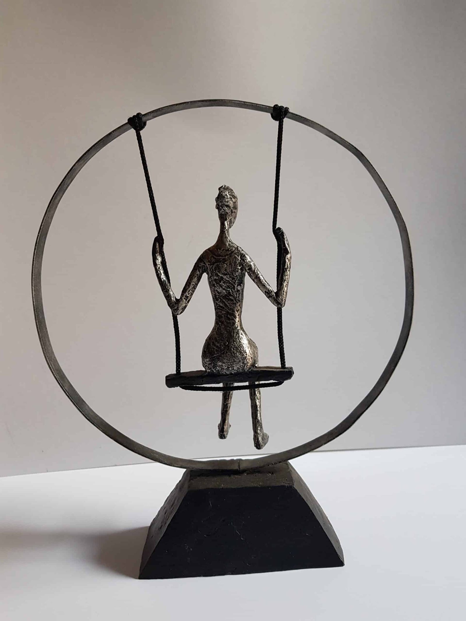 Decorative swing statue, silver resin (5) Statue femme sur balançoire- Femme sur balançoire sur socle - Objet décoratif balance - Objet d'art en résine argentée - Sculpture ornement - Décoration d'intérieur - Déco Sport - Maison feng shui - Cadeau sportif - Trophée