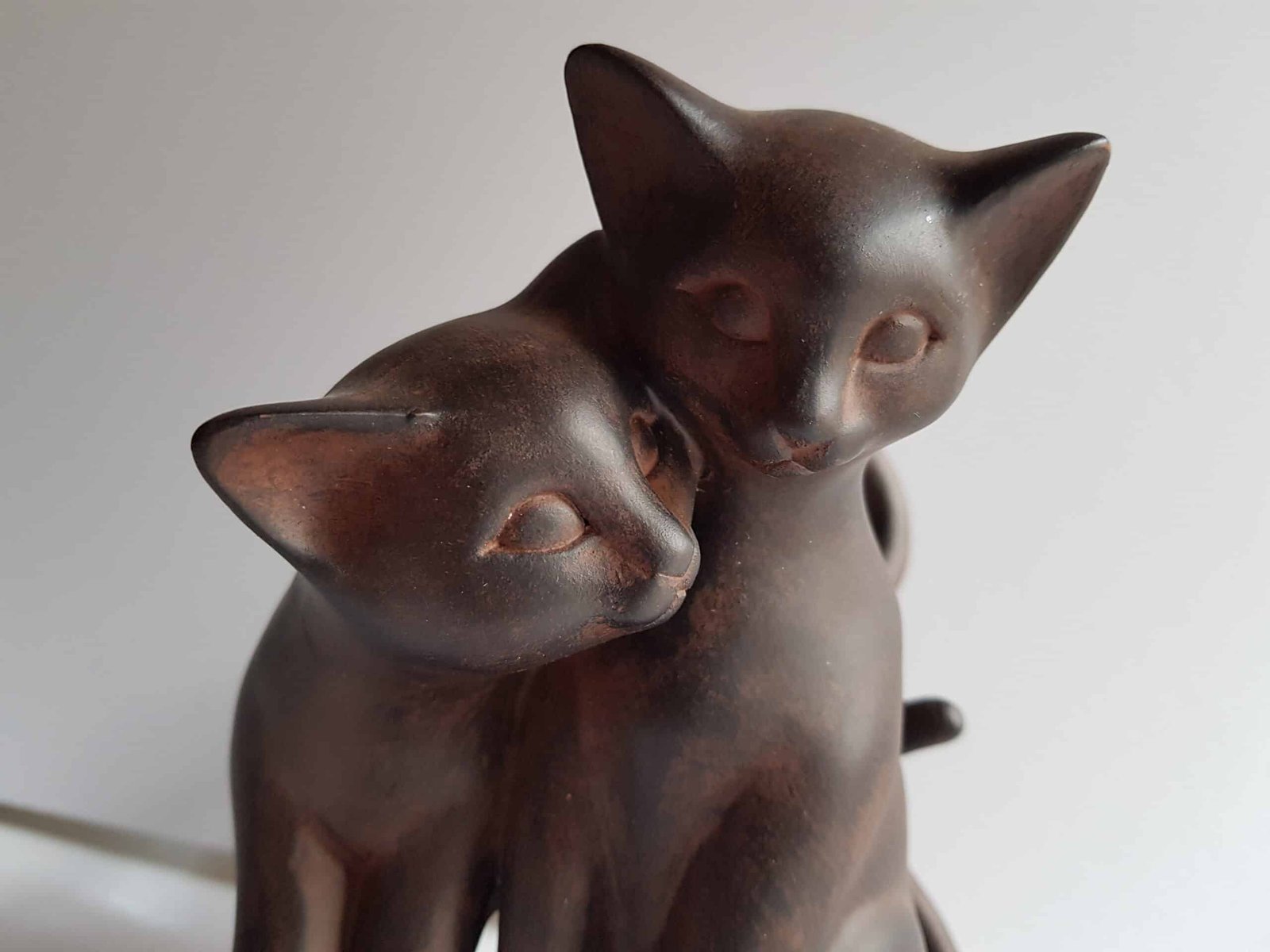 Chats statue - Chats décoratifs - Objet décoratif chats - Décoration d'intérieur chats - Objet d'art en céramique marron - Sculpture ornement - Déco animale - Maison feng shui - Cadeau déco