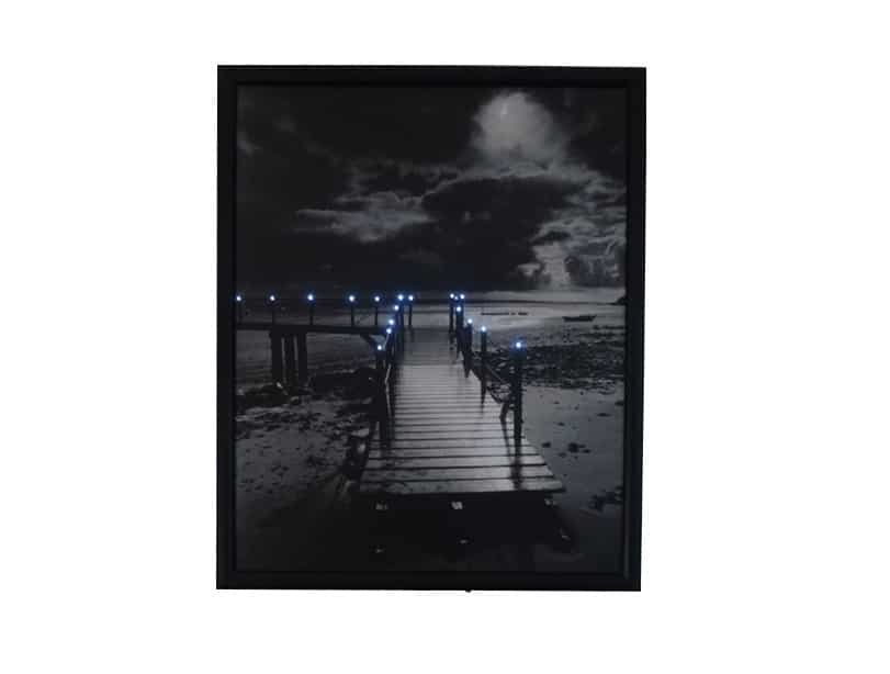 Led light board The Ponton illuminated seaside at night H 55 cm Ponton mer Tableau lumineux - Cadre à leds Ponton océan - Déco murale lumineuse - Déco made in France - Déco fabriquée en France - Décoration de salon ou bureau - Décoration d'intérieure murale leds - Déco grise - Déco relax - Ornement d'intérieur - Pièce de collection - Maison feng shui - idée Cadeau
