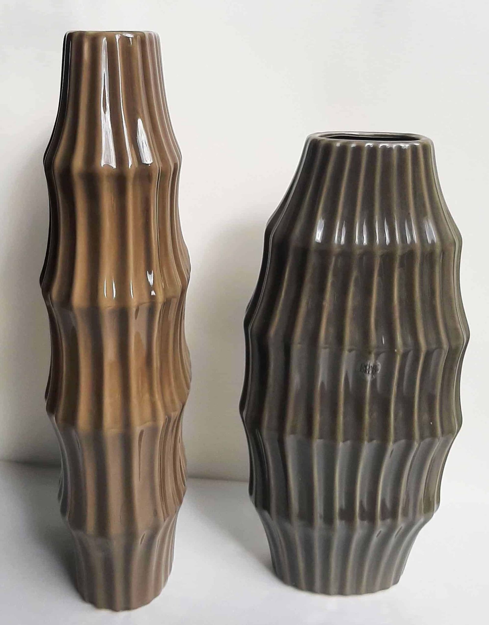 Ondes vase in glossy gray ceramic decorative profile Vase haut décoratif- Sculpture grand vase moderne et art déco - Objet d'art en céramique grise et beige - Sculpture ornement intérieur originale - Décoration d'intérieur - Déco florale