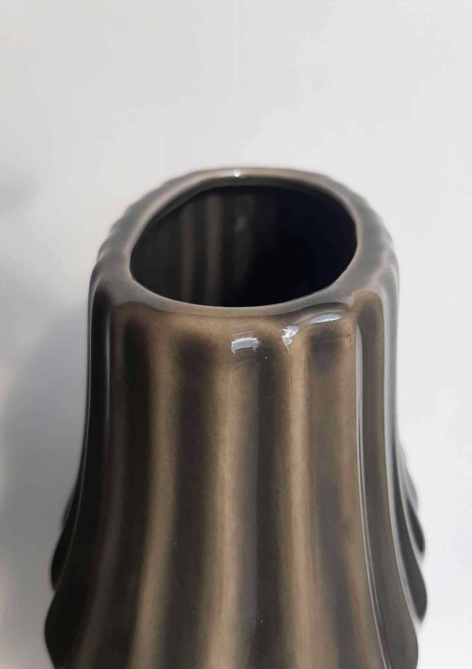 Ondes vase in glossy gray decorative ceramic zoom Vase haut décoratif- Sculpture grand vase moderne et art déco - Objet d'art en céramique grise - Sculpture ornement intérieur originale - Décoration d'intérieur - Déco florale