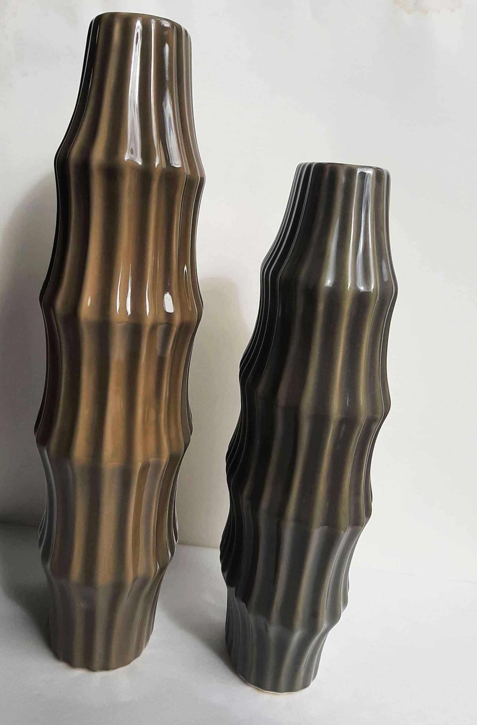 Shiny enameled Waves vase Gray ceramic Vase haut décoratif- Sculpture grand vase moderne et art déco - Objet d'art en céramique grise et beige - Sculpture ornement intérieur originale - Décoration d'intérieur - Déco florale