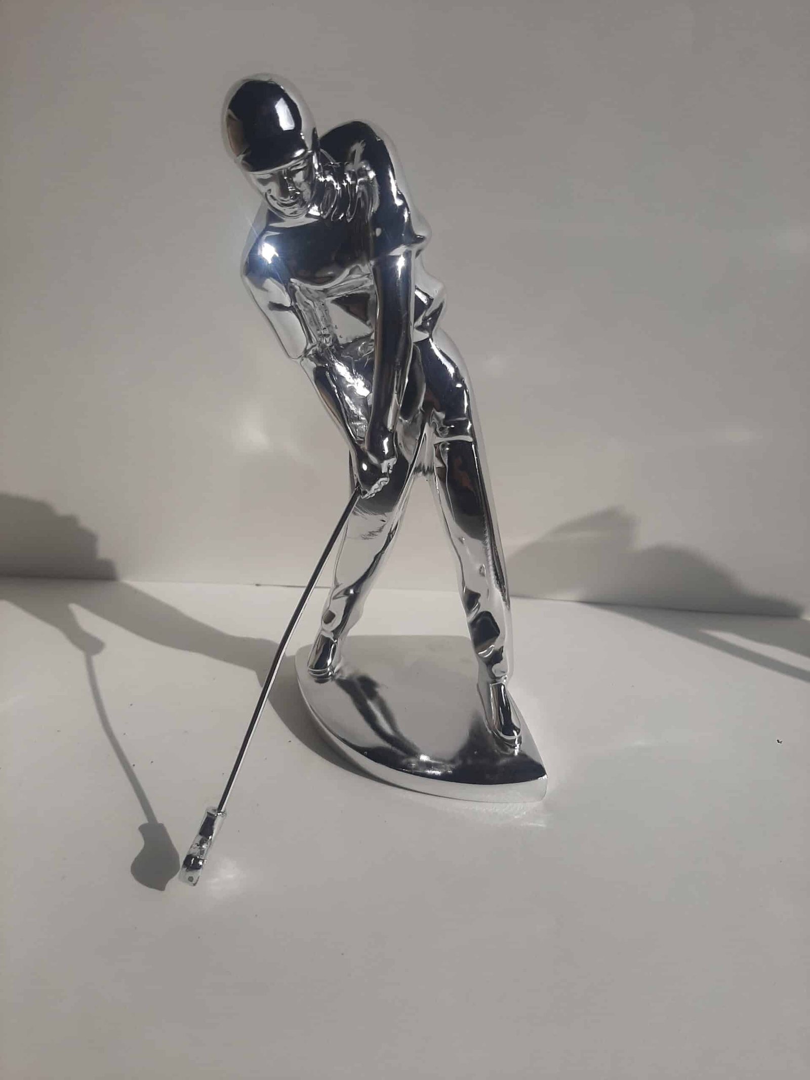 Golfeur déco résine argentée Statue golfeur- Sculpture de golf - Objet décoratif de golf - Objet d'art en résine - Sculpture ornement intérieur - Décoration d'intérieur - Déco sport - Maison feng shui - Cadeau souvenir