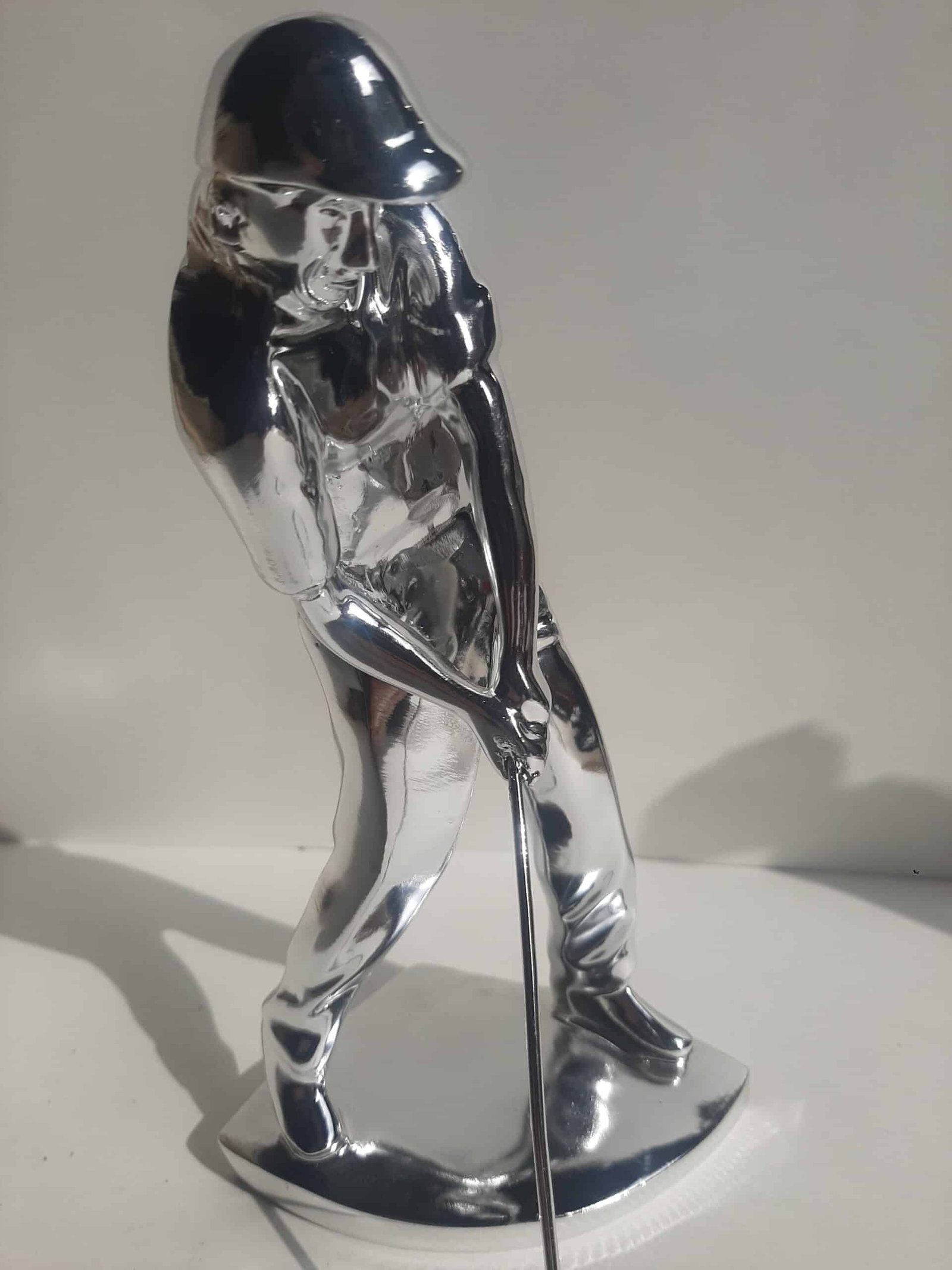 Golfeur déco résine argentée Statue golfeur- Sculpture de golf - Objet décoratif de golf - Objet d'art en résine - Sculpture ornement intérieur - Décoration d'intérieur - Déco sport - Maison feng shui - Cadeau souvenir