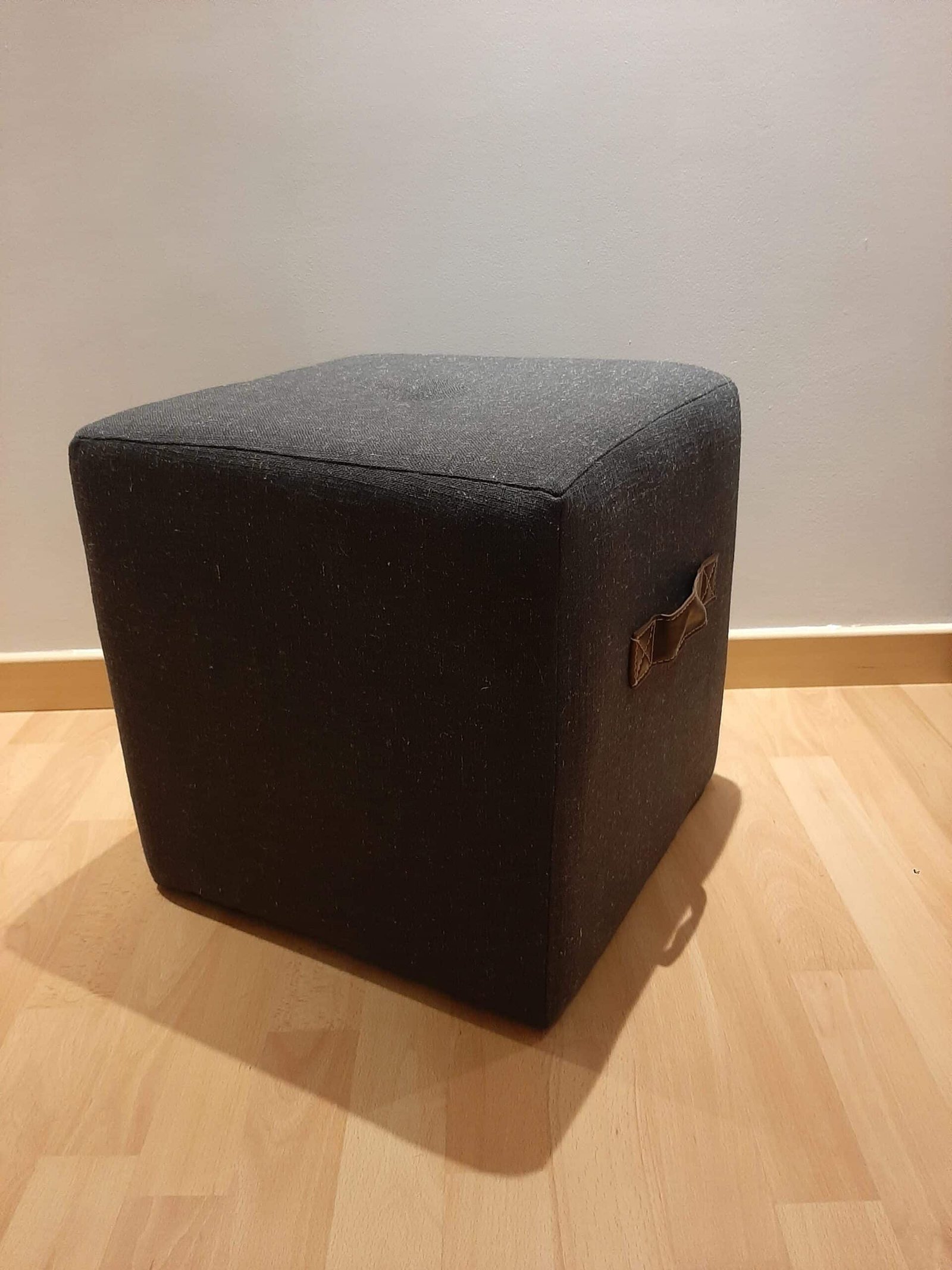Square fabric pouf furniture H 40 cm Pouf carré tissu design gris bleu - Mobilier déco chic et tendance - Mobilier de salon - Meuble d'intérieur assise classique- Décoration d'intérieur - Déco confort - Maison feng shui - Cadeau crémaillère