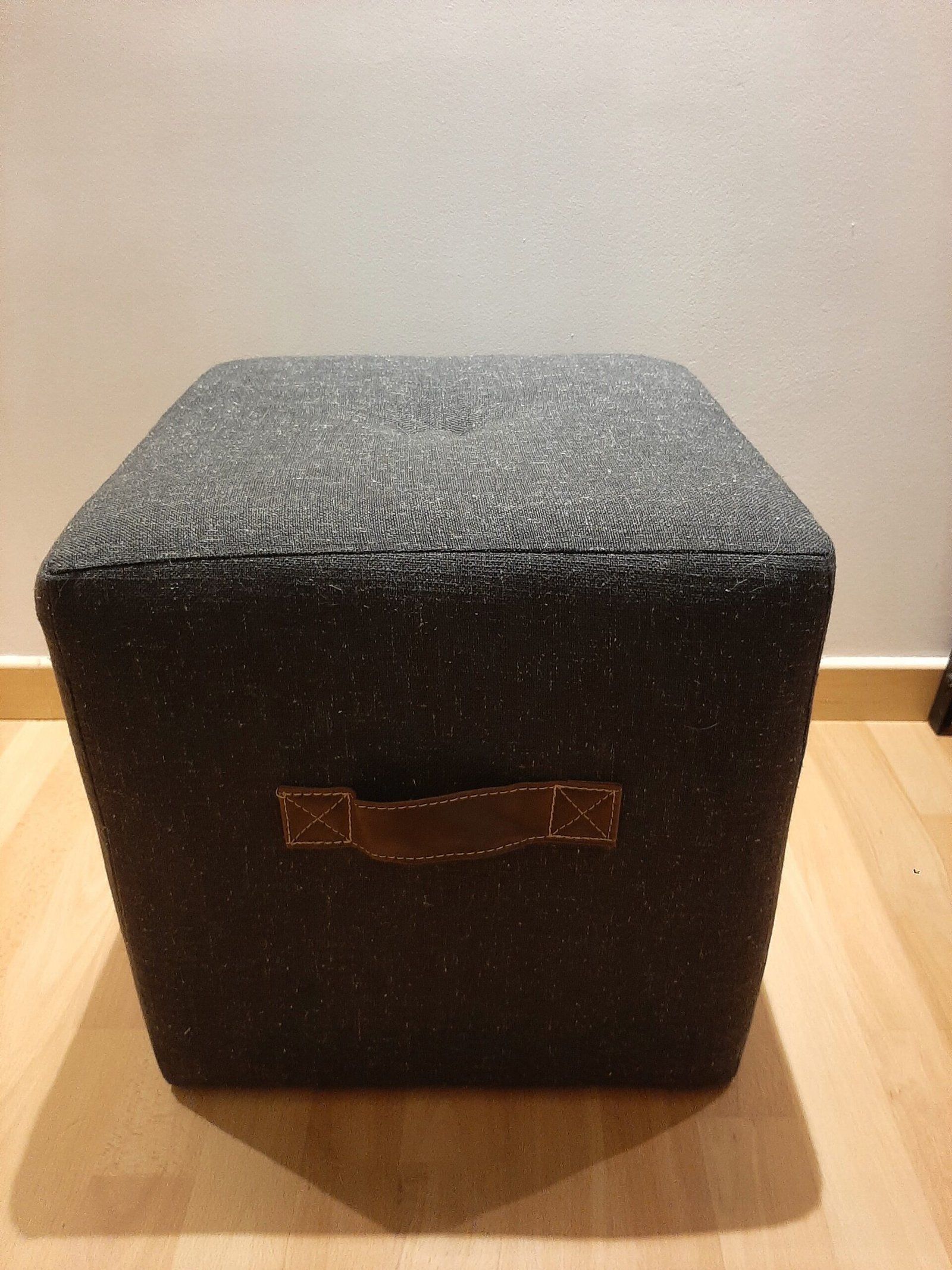 Meuble Pouf carré H40cm, Tissu Pouf carré tissu design gris bleu - Mobilier déco chic et tendance - Mobilier de salon - Meuble d'intérieur assise classique- Décoration d'intérieur - Déco confort - Maison feng shui - Cadeau crémaillère