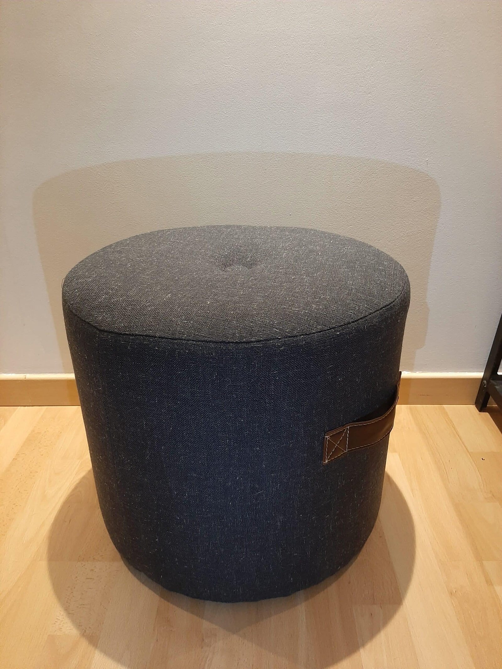 Round blue-gray fabric pouf Pouf rond tissu design gris bleu - Mobilier déco chic et tendance - Mobilier de salon - Meuble d'intérieur assise classique- Décoration d'intérieure - Déco confort - Maison feng shui - Cadeau crémaillère