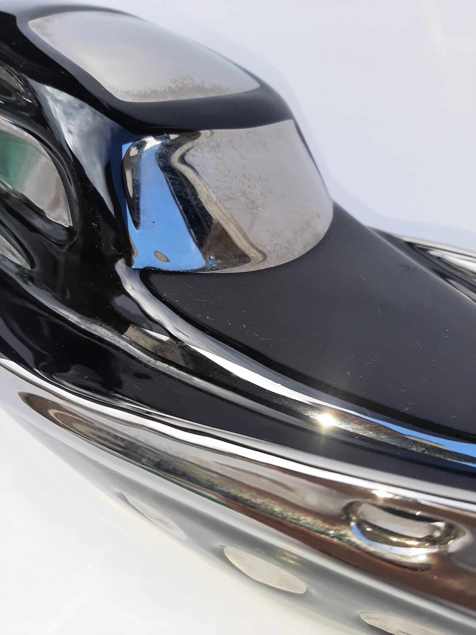 Decorative racing boat, black ceramic metal mirror (2) Bateau course noir déco -Bateau décoratif - Ornement décoratif mer - Déco chic et tendance - Décoration d'intérieur en céramique - Déco océan - Objet décoratif design - Déco bord de mer - Déco de gite