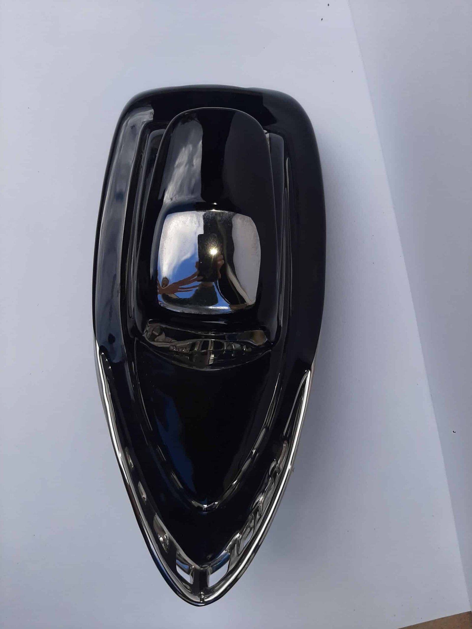 Decorative racing boat, black ceramic metal mirror (3) Bateau course noir déco -Bateau décoratif - Ornement décoratif mer - Déco chic et tendance - Décoration d'intérieur en céramique - Déco océan - Objet décoratif design - Déco bord de mer - Déco de gite
