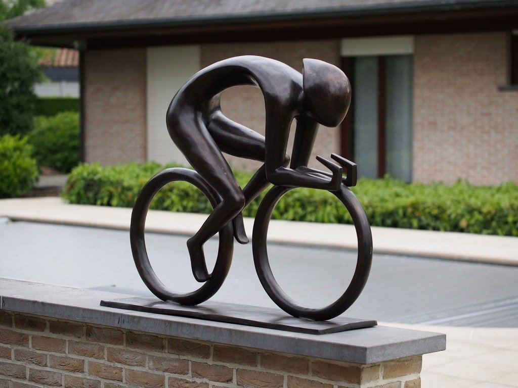 Sculpture cycliste en bronze marron sur socle rectangle du nom de Course Fietser Groot. Statue Cycliste - Objet décoratif cycliste à vélo - Objet d'art vélo en bronze - Sculpture ornement décoration d'extérieur - Déco Sport - Maison feng shui - Cadeau sportif