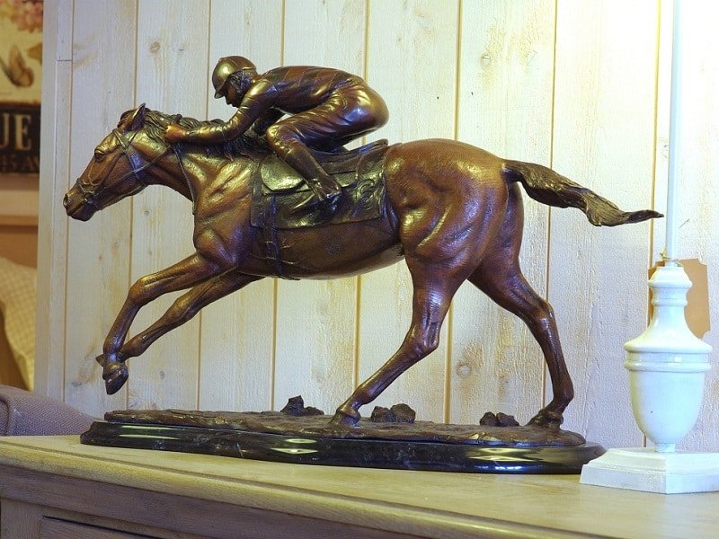 Sculpture Jockey au galop L 54 cm, Bronze Statue Cheval de course et jockey- Sculpture animal équestre - Objet décoratif cheval - Objet d'art en bronze - Sculpture ornement décoration d'extérieur - Déco animale - Maison feng shui - Cadeau souvenir