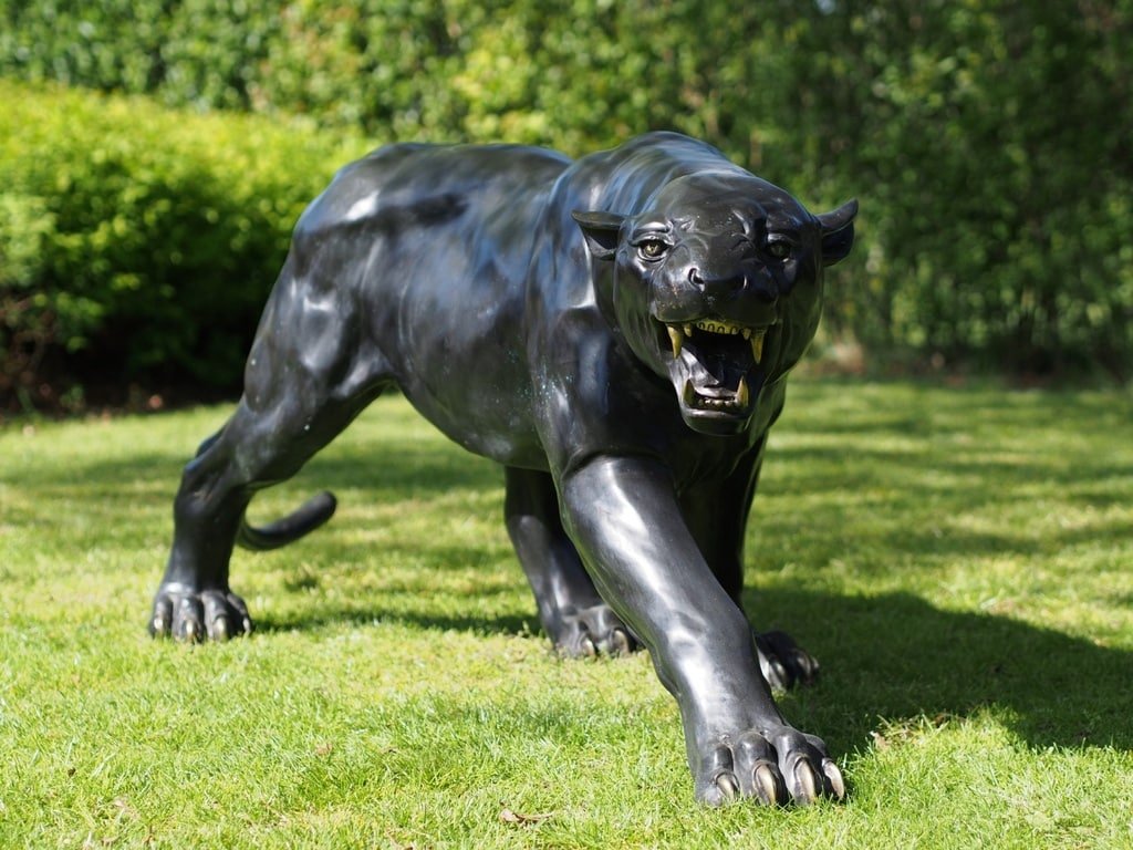 Panther sculpture facing, bronze Panthère noire sculpture bronze - Félin décoratif - Objet décoratif chat sauvage - Décoration d'intérieur féline - Oeuvre d'art en bronze - Sculpture ornement jardin - Déco Métal - Déco animale - Jardin feng shui - Cadeau déco art