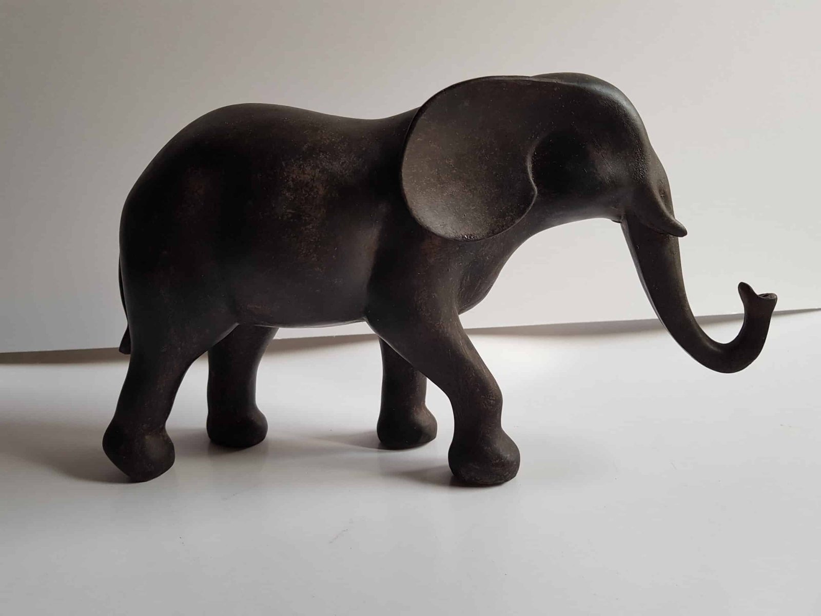 Elephant statue brown resin trumpets in the air H 16 cm (1) Statue Eléphant - Figurine animale éléphant - Objet décoratif éléphant - Objet d'art en résine - Sculpture ornement - Décoration d'intérieur - Déco animale - Maison feng shui - Cadeau souvenir