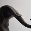 Eléphant statue minimaliste résine marron trompe en l'air H 16 cm