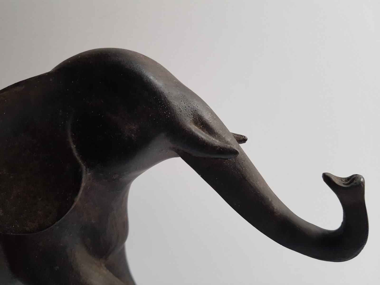 Elephant statue brown resin trumpets in the air H 16 cm Statue Eléphant - Figurine animale éléphant - Objet décoratif éléphant - Objet d'art en résine - Sculpture ornement - Décoration d'intérieur - Déco animale - Maison feng shui - Cadeau souvenir