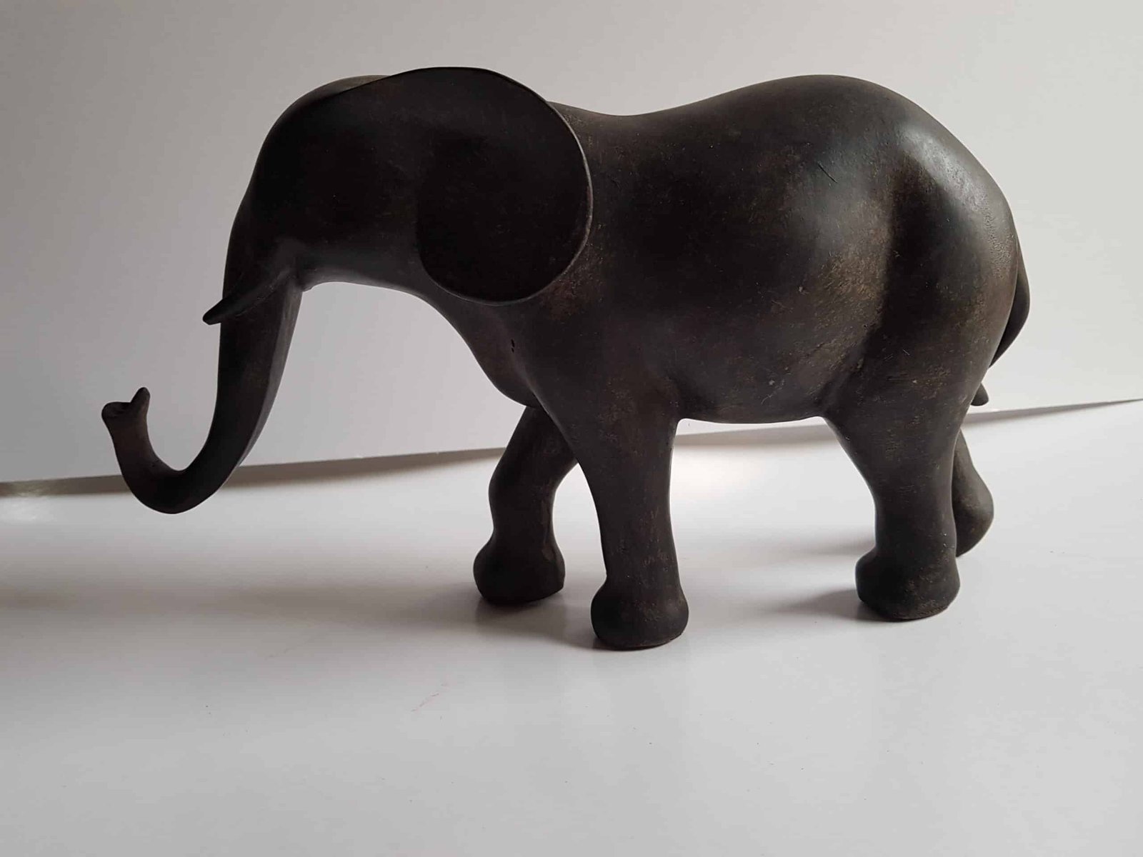 Elephant statue brown resin trumpets in the air H 16 cm (3) Statue Eléphant - Figurine animale éléphant - Objet décoratif éléphant - Objet d'art en résine - Sculpture ornement - Décoration d'intérieur - Déco animale - Maison feng shui - Cadeau souvenir