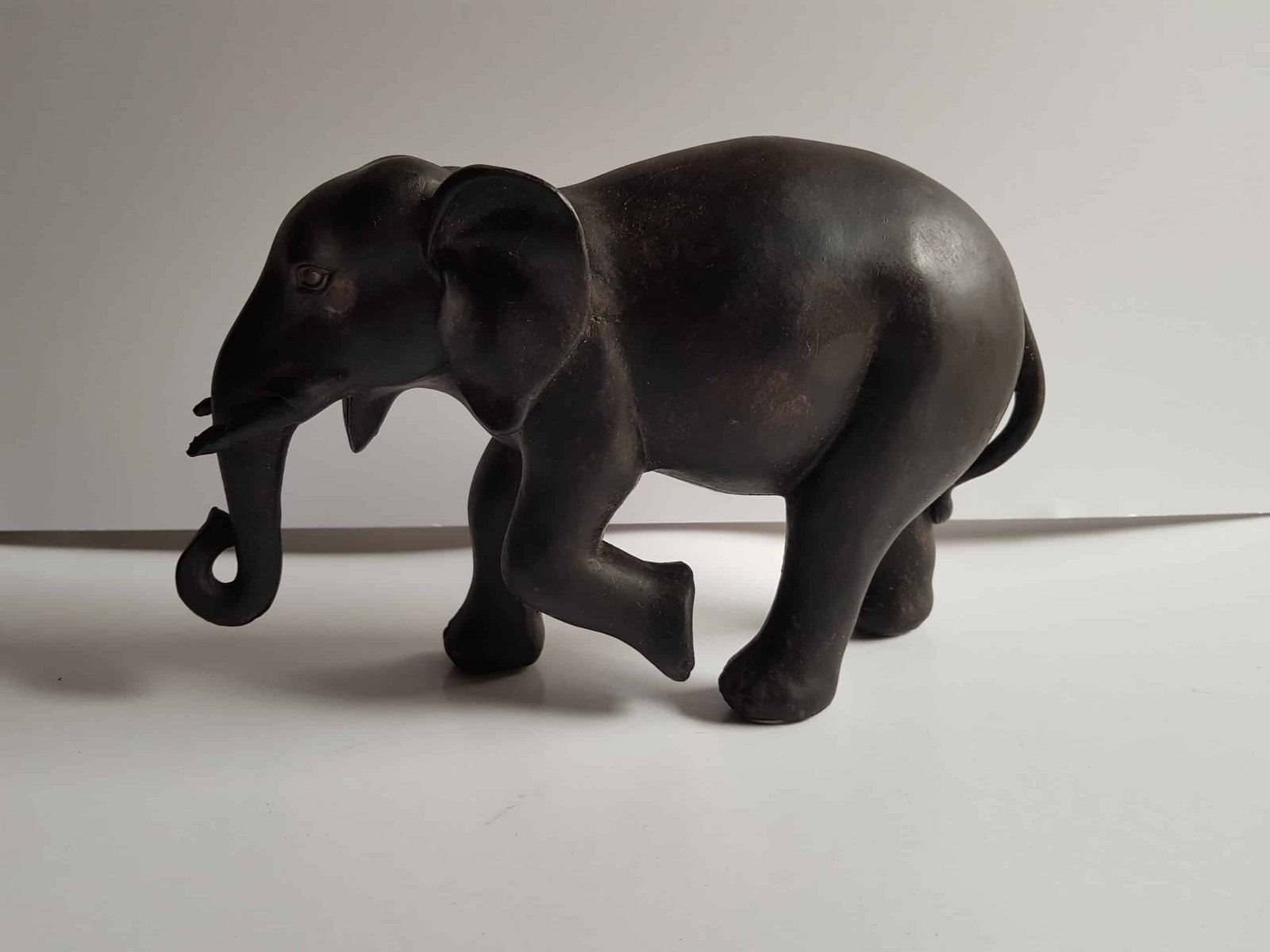 Brown decorative status elephant in resin 15.5 cm Statue Eléphant - Figurine animale éléphant - Objet décoratif éléphant - Objet d'art en résine - Sculpture ornement - Décoration d'intérieur - Déco animale - Maison feng shui - Cadeau souvenir
