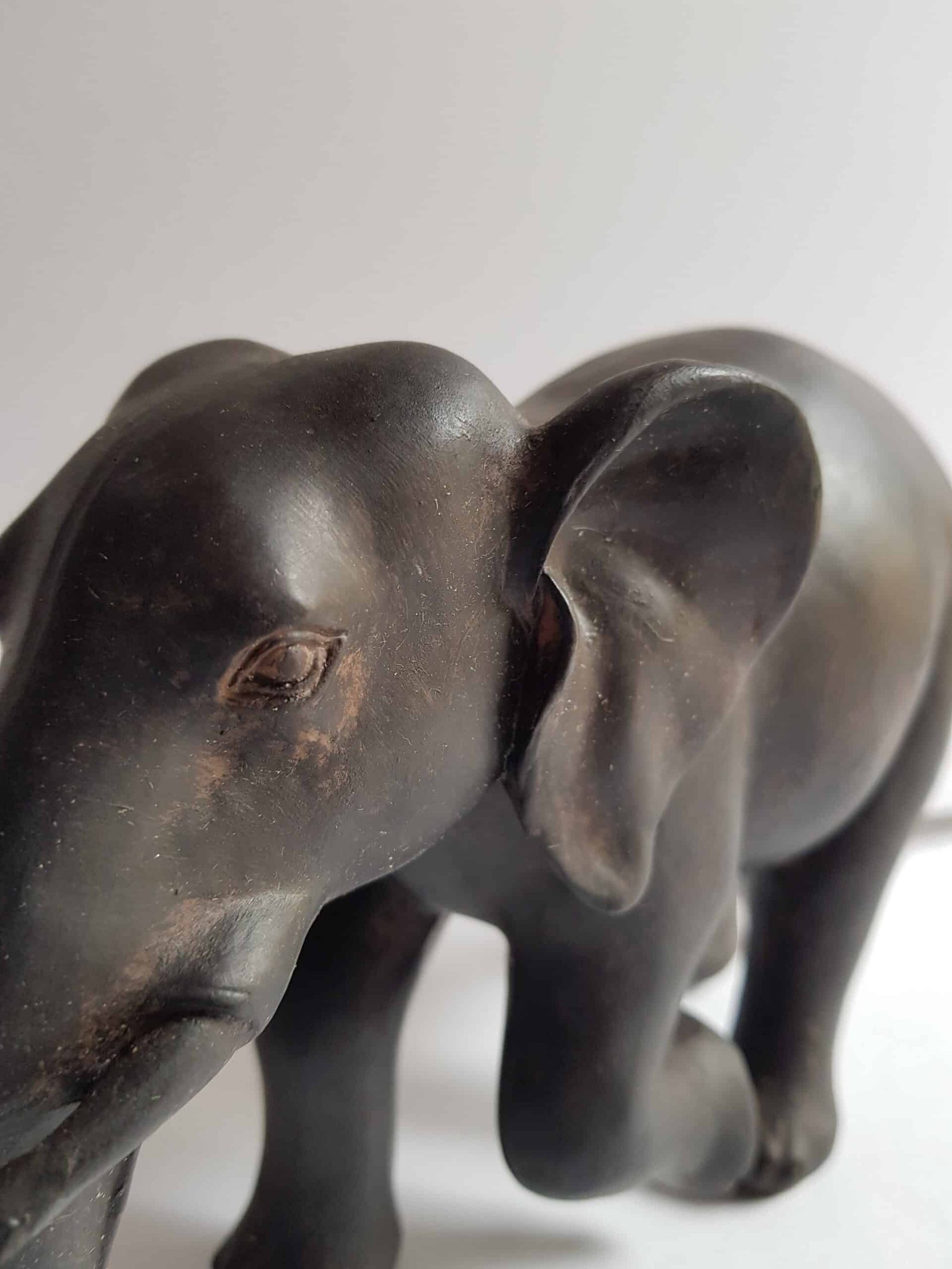 Brown decorative status elephant in resin lowered trunk H 15.5 cm (2) Statue Eléphant - Figurine animale éléphant - Objet décoratif éléphant - Objet d'art en résine - Sculpture ornement - Décoration d'intérieur - Déco animale - Maison feng shui - Cadeau souvenir