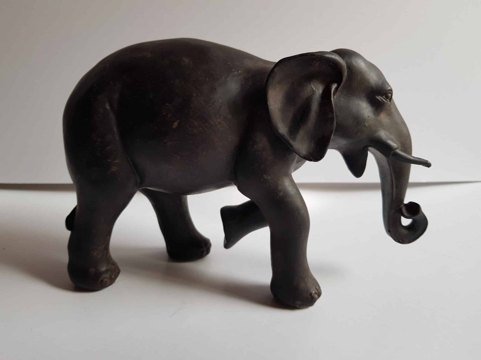 Brown decorative status elephant in resin lowered trunk H 15.5 cm (3) Statue Eléphant - Figurine animale éléphant - Objet décoratif éléphant - Objet d'art en résine - Sculpture ornement - Décoration d'intérieur - Déco animale - Maison feng shui - Cadeau souvenir