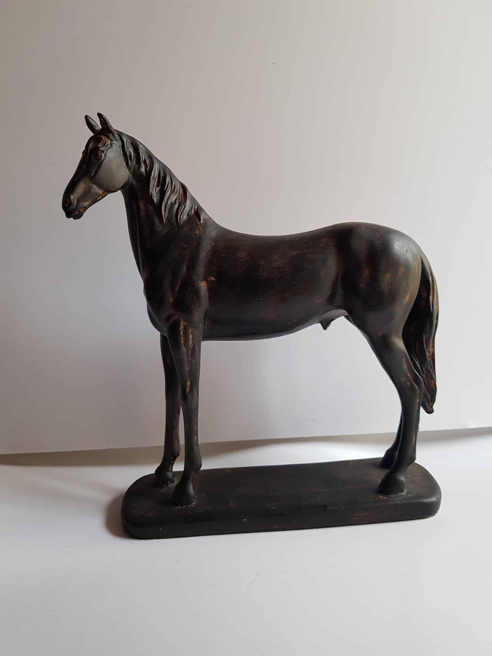 Upright horse statue in brown resin Statue Cheval - Figurine animale équestre - Objet décoratif cheval - Objet d'art en résine - Sculpture ornement décoration d'intérieur - Déco animale - Maison feng shui - Cadeau souvenir
