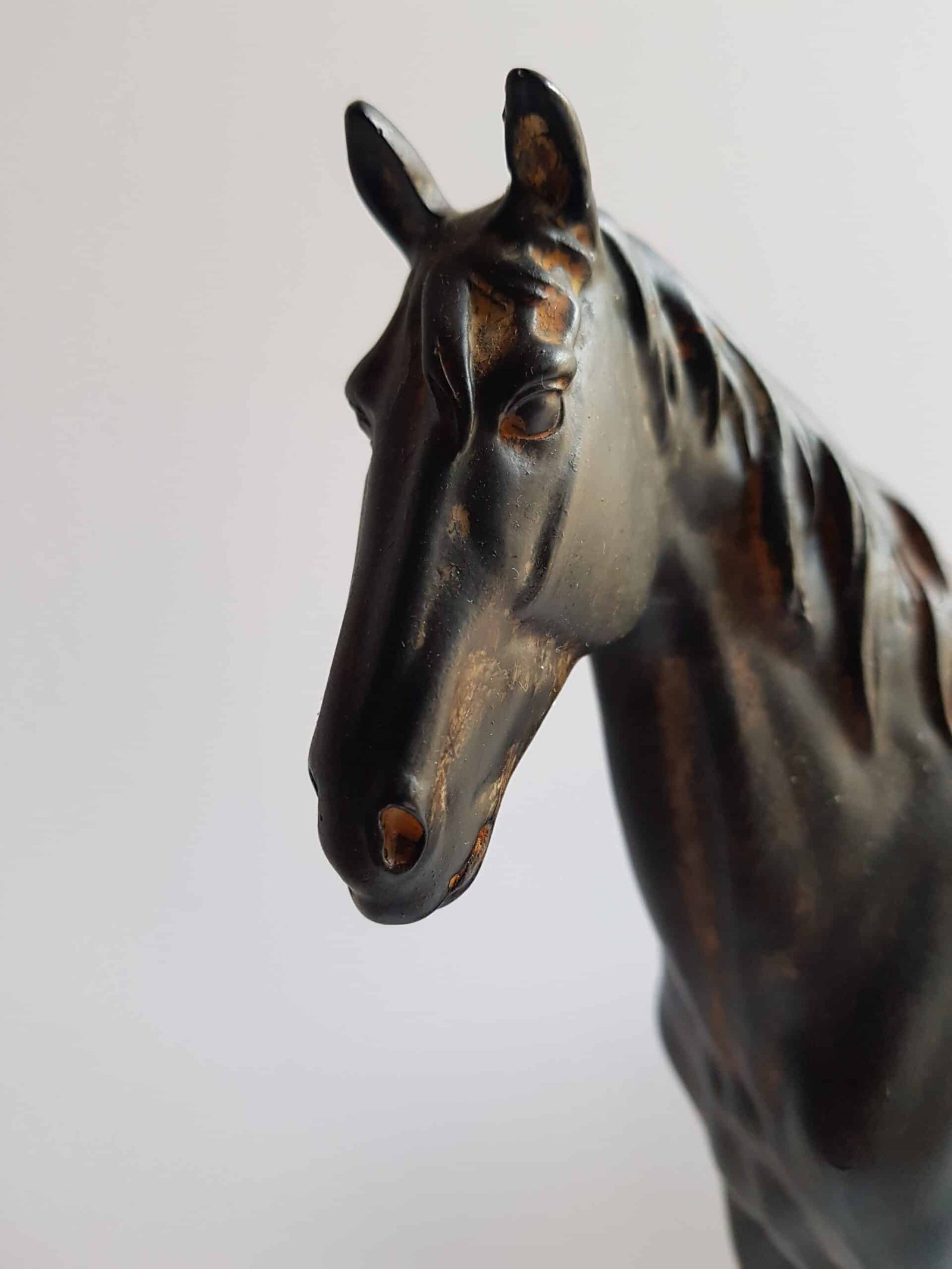 Upright horse statue in brown resin Statue Cheval - Figurine animale équestre - Objet décoratif cheval - Objet d'art en résine - Sculpture ornement décoration d'intérieur - Déco animale - Maison feng shui - Cadeau souvenir