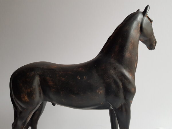 Statue cheval d'aplomb en résine marron